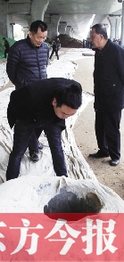 出事后，窨井僅被蓋上了一層布