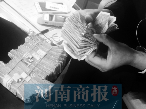 一名店員點(diǎn)了快一個(gè)小時(shí)，只點(diǎn)了一小部分零錢