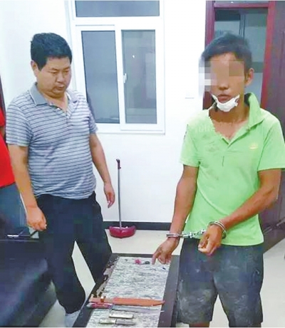 犯罪嫌疑人張某某（右）被抓時，挎包中被搜出兩把長約30厘米的尖刀