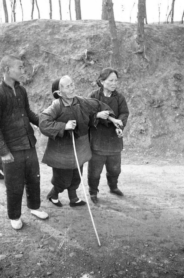 災民，看到左側年輕人的白鞋，應該是剛死去親人