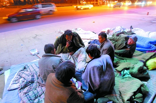 寒風(fēng)里，他們以打牌來(lái)打發(fā)枯燥的生活。