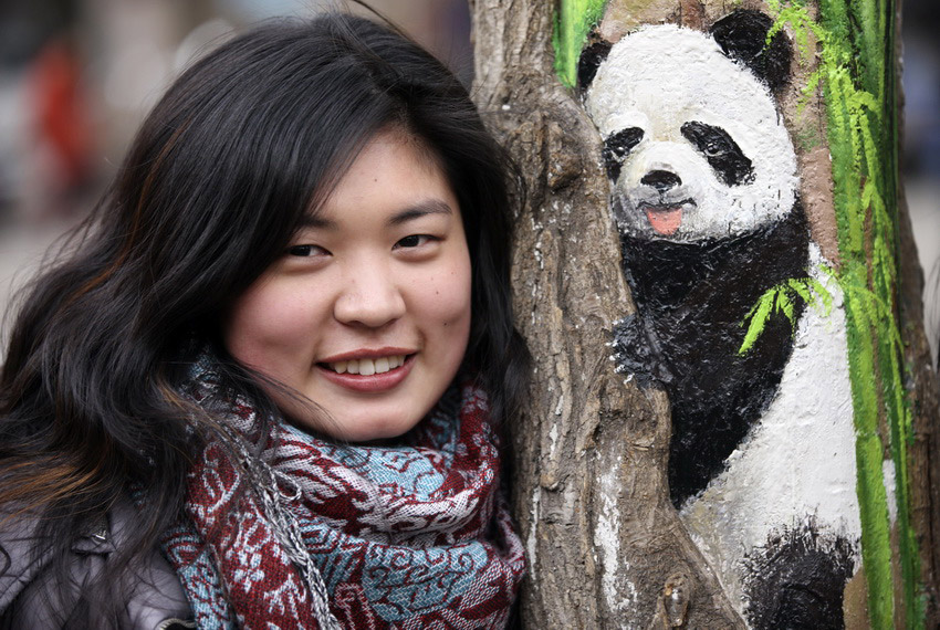 　3月1日，在河北省石家莊市九中街，王月與她的“樹洞畫”作品拍攝合影。