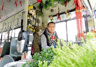 米奇、中國結(jié)、流氓兔、綠色植物、各種表情的小豬裝扮車廂