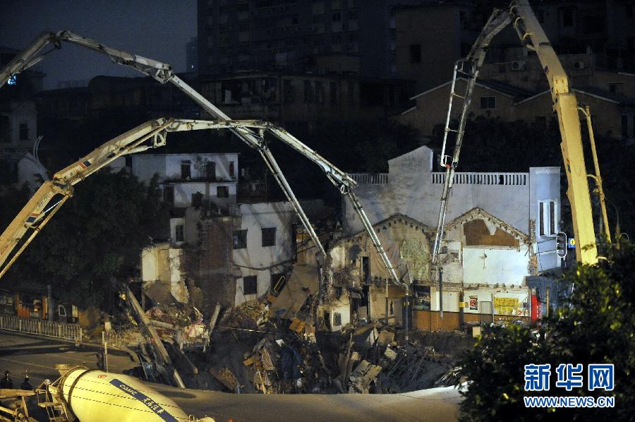 (新華網)(1)廣州地鐵工地附近發(fā)生地陷 (新華網)(1)廣州地鐵工地附近發(fā)生地陷