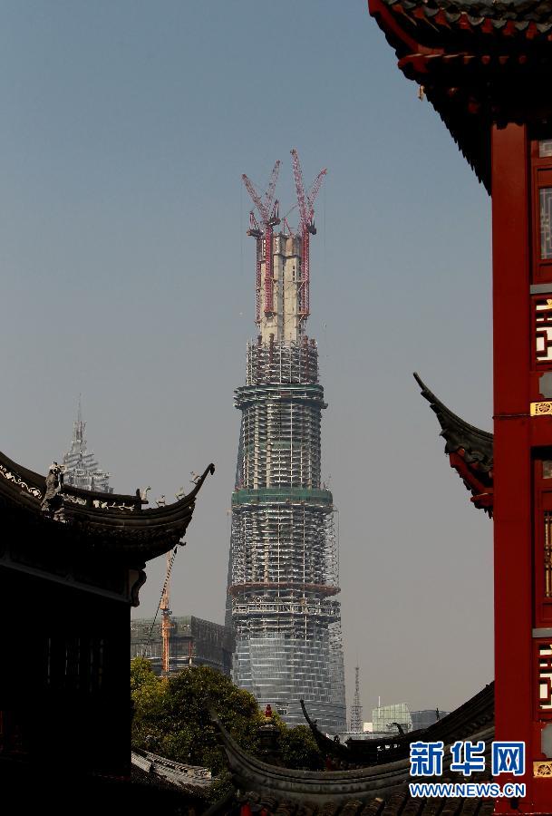 在上海豫園遠(yuǎn)眺在建的國內(nèi)第一高樓“上海中心”（4月11日攝）。