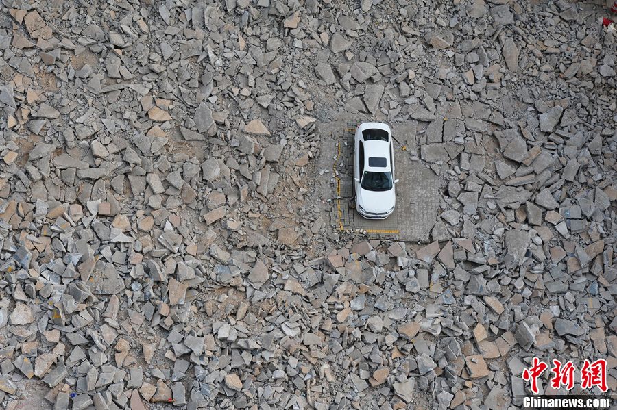 太原:施工現(xiàn)場(chǎng)現(xiàn)“釘子車” 車主十余天未現(xiàn)身 太原:施工現(xiàn)場(chǎng)現(xiàn)“釘子車” 車主十余天未現(xiàn)身