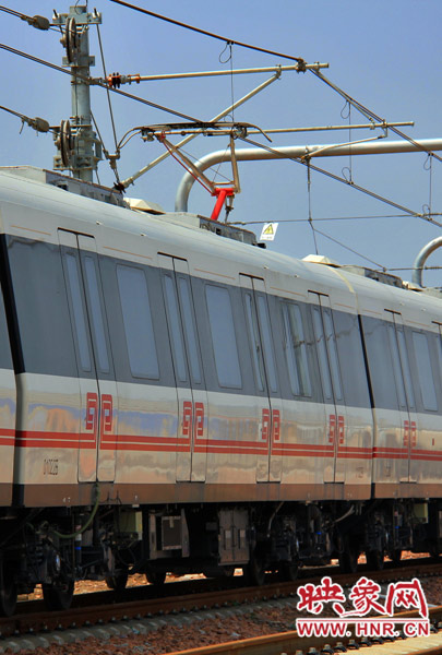 調(diào)試中的地鐵，電線已經(jīng)抬起充電