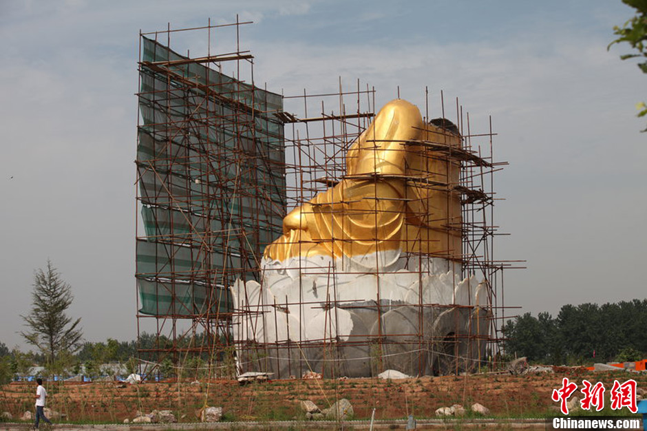 圖為被拆掉頭的雕塑。王友 攝