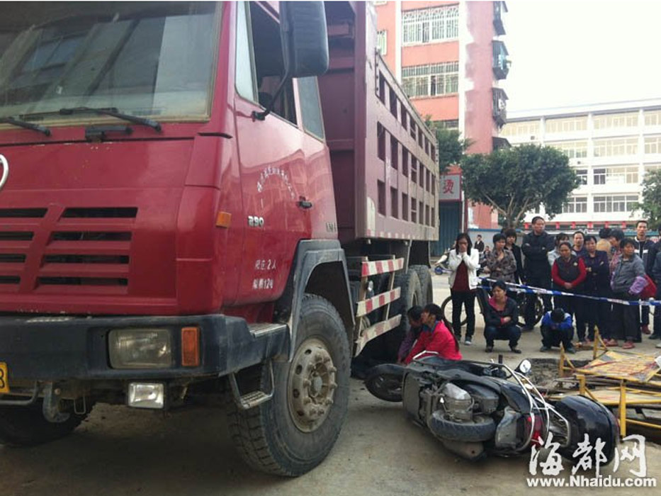 一家四口全被卷渣土車 一家四口全被卷渣土車