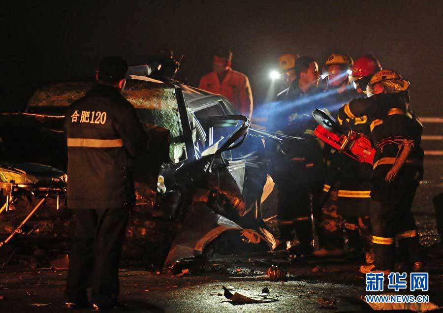 2013年1月9日，合肥，事故現(xiàn)場(chǎng)，兩輛受損車輛已經(jīng)全部變形