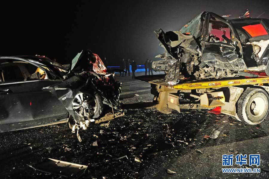 2013年1月9日，合肥，事故現(xiàn)場(chǎng)，兩輛受損車輛已經(jīng)全部變形