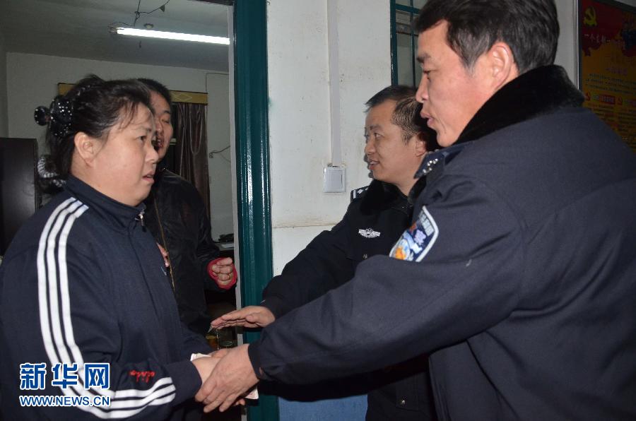 (中國網(wǎng)事·新華網(wǎng)·圖文互動)(1)務工者萬元現(xiàn)金掉入列車便池散落鐵軌 民警冒雨沿路撿回 (中國網(wǎng)事·新華網(wǎng)·圖文互動)(1)務工者萬元現(xiàn)金掉入列車便池散落鐵軌 民警冒雨沿路撿回