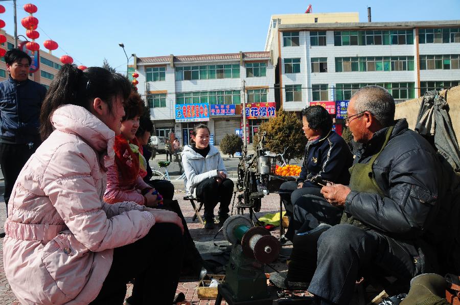 (中國網(wǎng)事·感動(dòng)2013·圖文互動(dòng))(2)“半價(jià)鞋匠”27年不間斷微助貧寒學(xué)子 (中國網(wǎng)事·感動(dòng)2013·圖文互動(dòng))(2)“半價(jià)鞋匠”27年不間斷微助貧寒學(xué)子