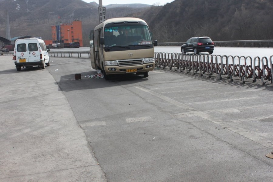 司機(jī)夜抵收費(fèi)站被攔 次日困死車(chē)內(nèi) 司機(jī)夜抵收費(fèi)站被攔 次日困死車(chē)內(nèi)