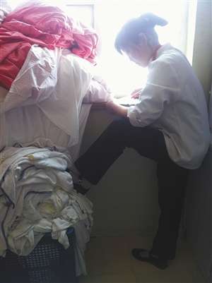 快捷酒店被曝衛(wèi)生堪憂:洗臉毛巾擦馬桶 浴巾當(dāng)拖把 快捷酒店被曝衛(wèi)生堪憂:洗臉毛巾擦馬桶 浴巾當(dāng)拖把