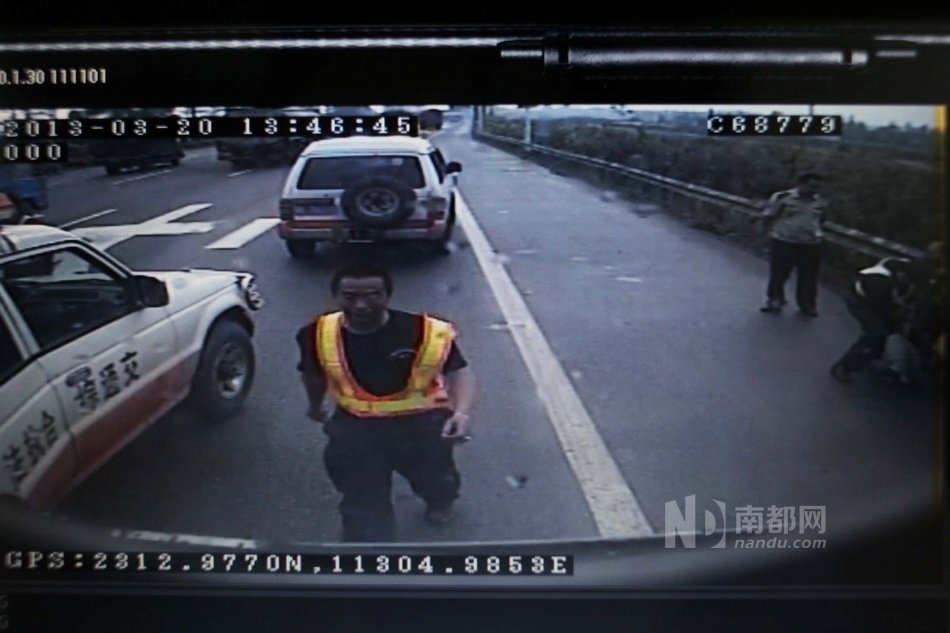 女子鬧市脫光向前男友索債 女子鬧市脫光向前男友索債