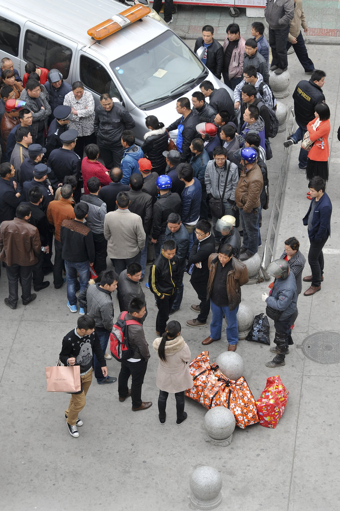 夫妻將病故女兒裝編織袋 要“完完整整帶回家” 夫妻將病故女兒裝編織袋 要“完完整整帶回家”