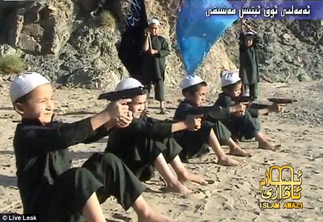 基地組織兒童突擊隊(duì)員持AK47射擊訓(xùn)練 基地組織兒童突擊隊(duì)員持AK47射擊訓(xùn)練