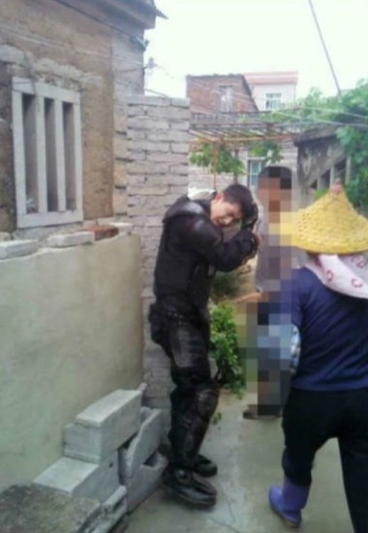 網(wǎng)傳泉州村民押特警 網(wǎng)傳泉州村民押特警