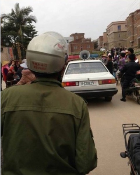 網(wǎng)傳泉州村民押特警 網(wǎng)傳泉州村民押特警