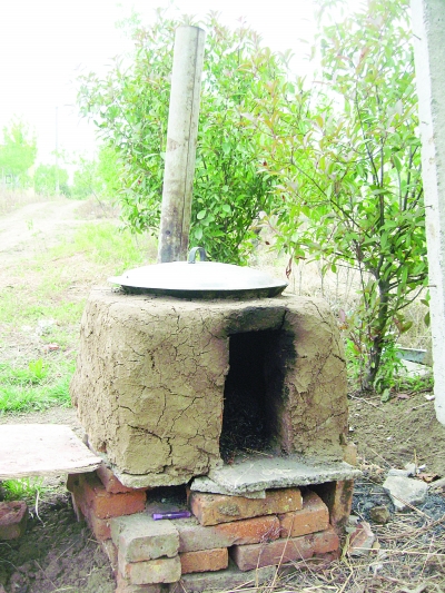 簡(jiǎn)易的鍋灶。任國(guó)勇攝