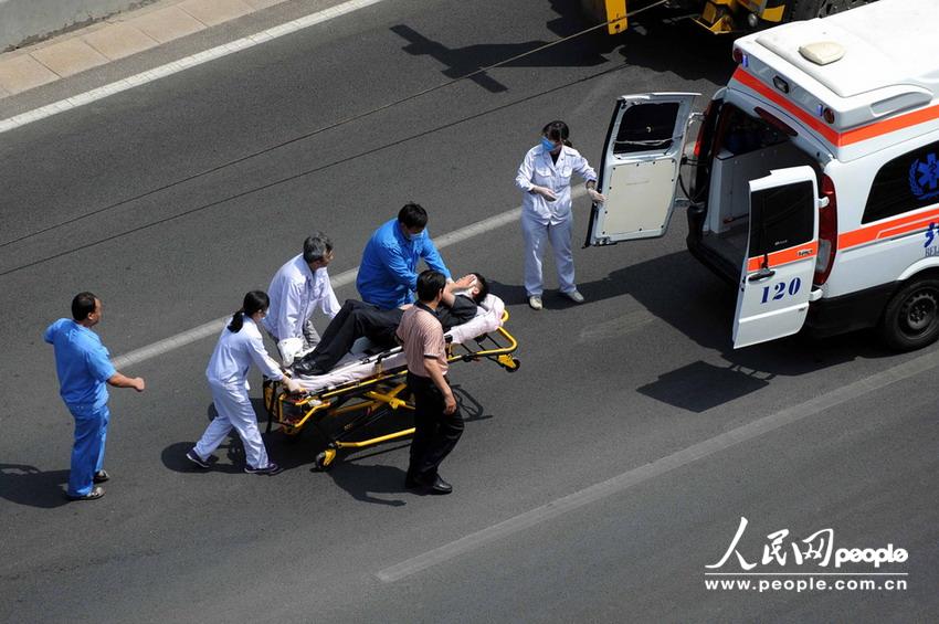 北京大客車追尾碾壓奧迪司機被困車中。