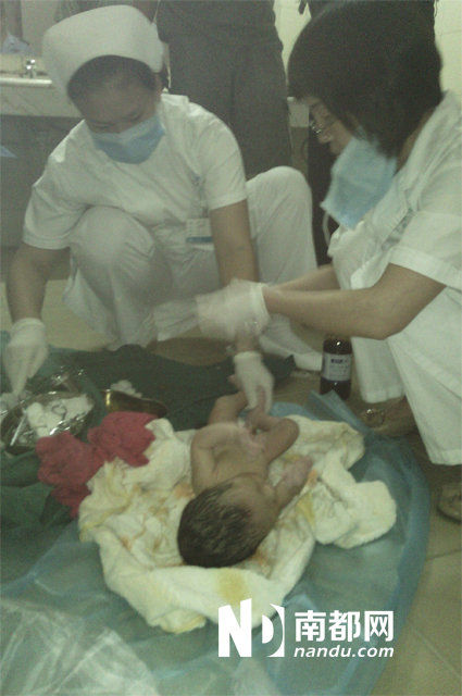 新生男嬰頭腳對(duì)折被棄公廁