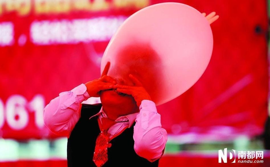 東莞小矮人藝術家:沒女友成最大困惑 東莞小矮人藝術家:沒女友成最大困惑