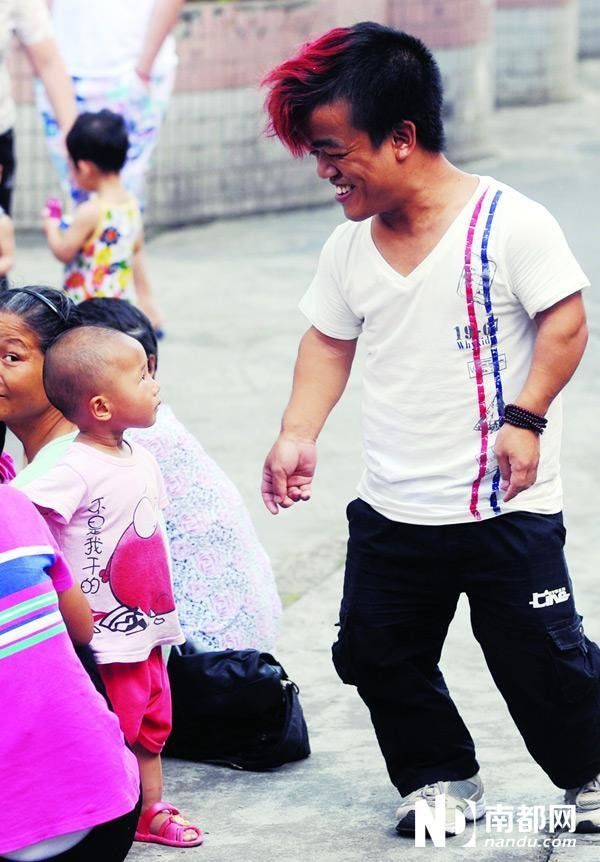 東莞小矮人藝術家:沒女友成最大困惑 東莞小矮人藝術家:沒女友成最大困惑