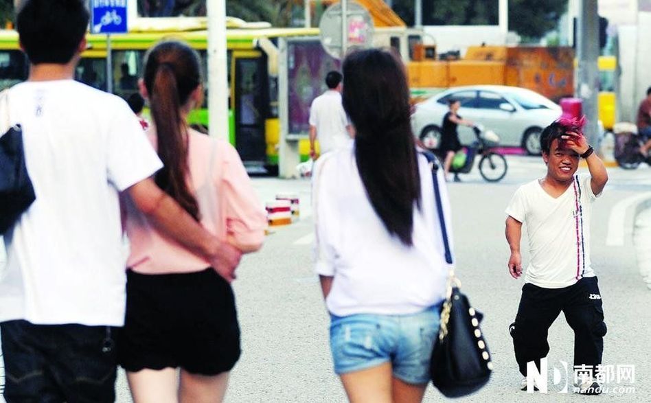 東莞小矮人藝術家:沒女友成最大困惑 東莞小矮人藝術家:沒女友成最大困惑