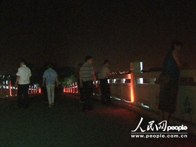 南京女子脫衣跳河 南京女子脫衣跳河