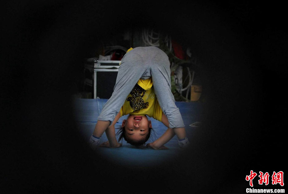 七歲女孩的雜技?jí)? alt=