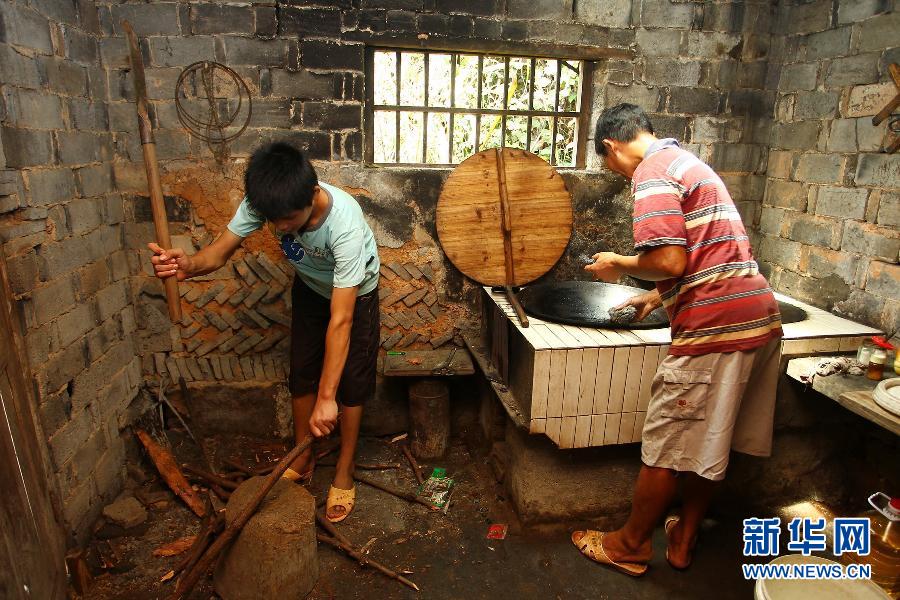 農(nóng)場(chǎng)棚戶區(qū)的最后留守家庭：留下的是回憶，迎來的是幸福