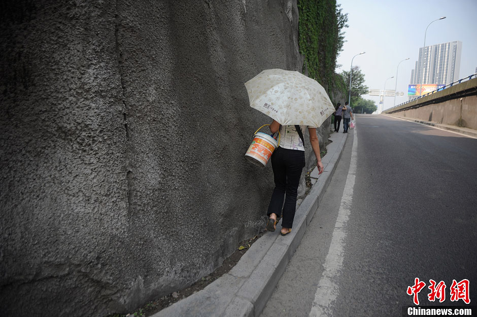 重慶最窄人行道 最窄一段僅15厘米 重慶最窄人行道 最窄一段僅15厘米