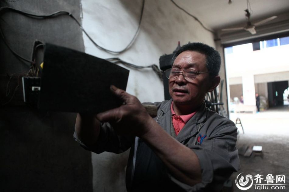 實(shí)拍最后的打鐵匠 一把手工菜刀賺六塊錢 實(shí)拍最后的打鐵匠 一把手工菜刀賺六塊錢