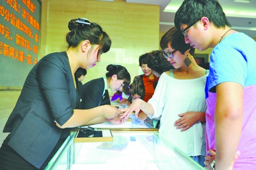 在北上廣等一線城市，鉆戒價(jià)格與國際接軌，價(jià)格不高，引發(fā)市民搶購潮。