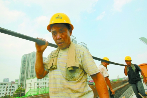 農(nóng)民工工作辛苦，權(quán)益理應(yīng)有保障。