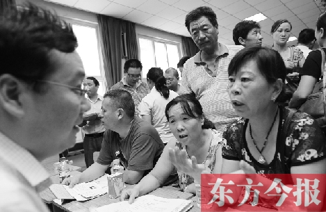 帶著孩子小升初的諸多疑問(wèn)，眾多家長(zhǎng)（右）向教育部門(mén)咨詢