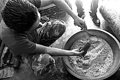 10日，敘反對(duì)派人員正在制作武器。