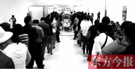 昨日上午，鄭州市社保辦事大廳，辦事的群眾排起長(zhǎng)隊(duì)