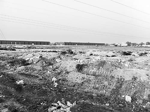 兩年半時間里，空曠的院子里，只有北側(cè)建成了兩棟空空的廠房。