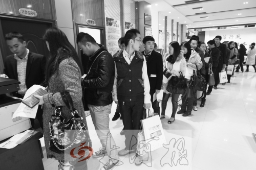 昨天,除復(fù)印材料處有新人排隊(duì)外,金水區(qū)民政局婚姻登記處大廳內(nèi)處未見(jiàn)新人排隊(duì)的火爆場(chǎng)景。