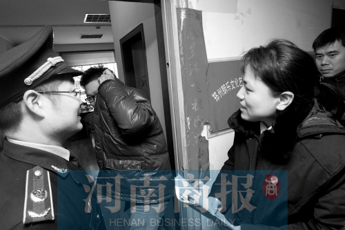 城管巡回法庭法官，到因違反城市管理的受罰當事單位送傳票