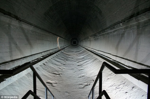 德國一個葡萄園下邊的地下避難所 德國一個葡萄園下邊的地下避難所