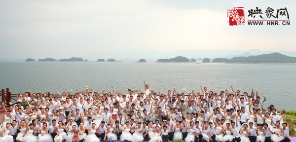 初夏喜宴八方客,千島笑迎粉佳人。