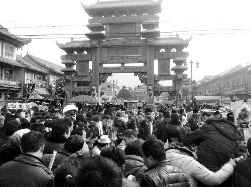 比春運更擠的地方是?？h廟會(組圖)