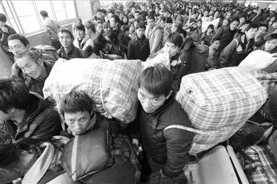 　　火車站人滿為患。新華社發(fā)