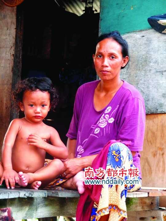 小木屋邊的母子。