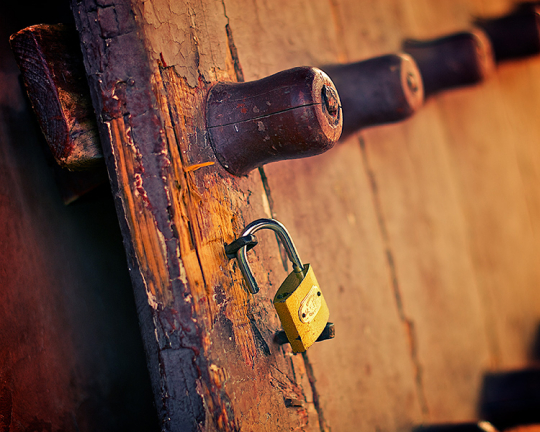 木門斑駁、銅鎖閑掛