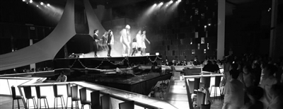 　　晚上的clubmed里有各種歡樂演出。　